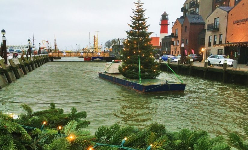 Adventsfeier mit Pastor und Weihnachtsmann