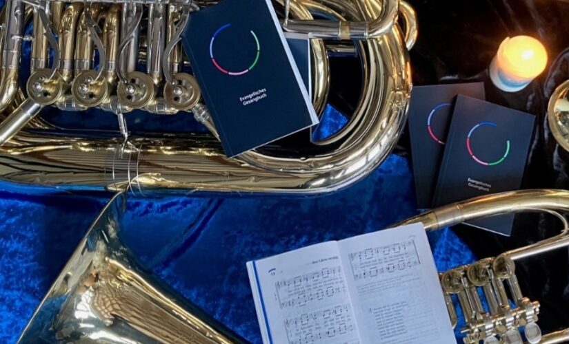 Hörnchen und Gesangbuch